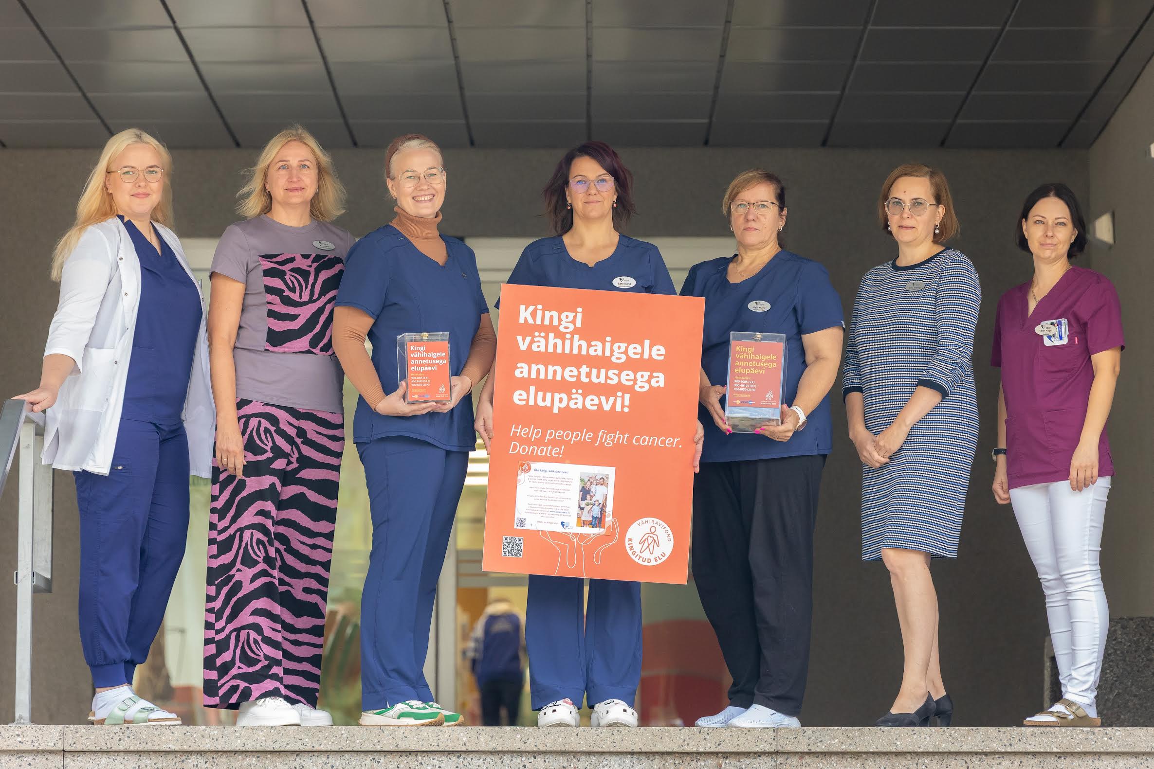 18. septembril korraldati Triin Karolini eestvedamisel Lõuna-Eesti haiglas kolleegi haiguse ravi eest tasumiseks kogumiskampaania. Vasakult: Annemai Vainola, Ave Abel, Triin Karolin, Egne Kürsa, Raili Mere, Esta Saksing ja Kadri Nagel. Foto: Aigar Nagel